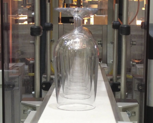 Meccanoplastica - MIPET 1PV - dettaglio produzione di bicchieri in PET