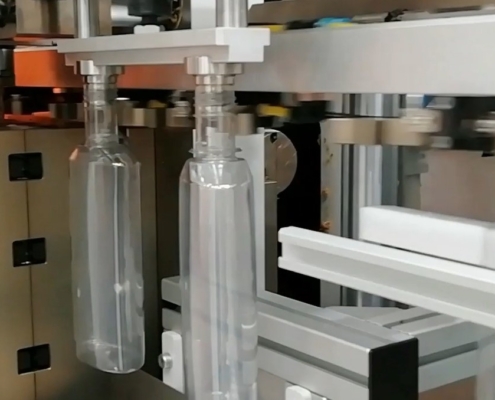 MIPET 2PN - macchina stiro soffiaggio contenitori PET - dettaglio produzione flaconi